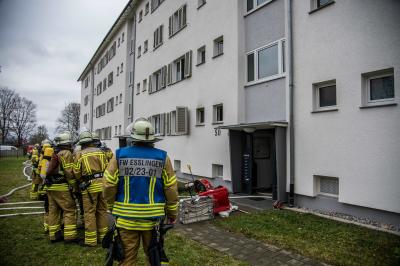 Esslingen-Zollberg: Matratze im Kinderzimmer faengt Feuer und verrusst die Wohnung - 3 Verletzte - Hund gerettet